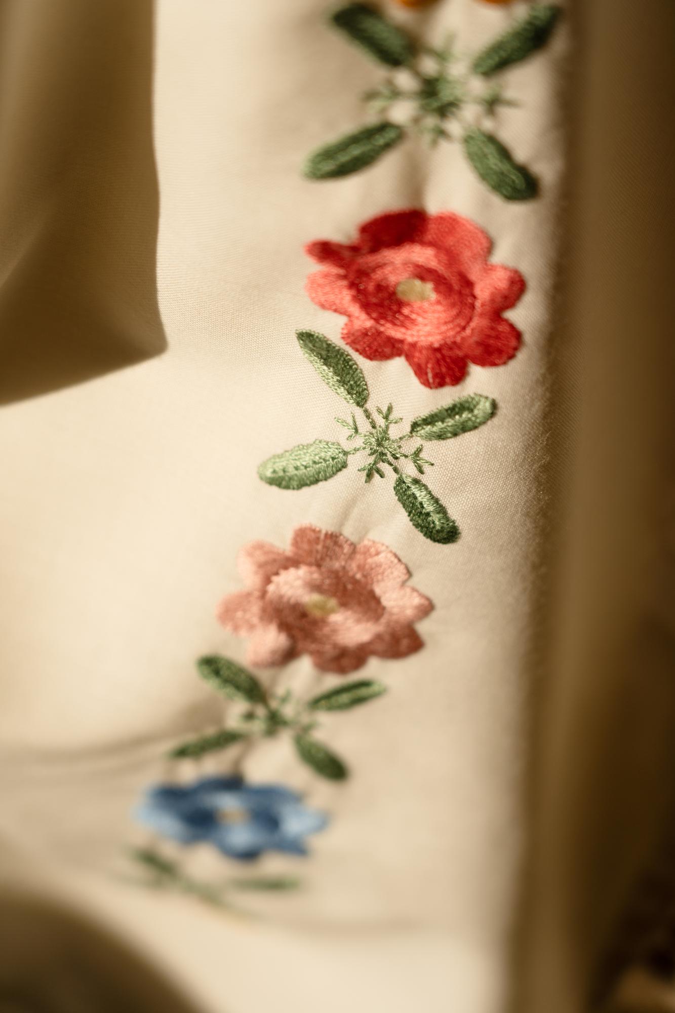 Feines gesticktes Blumenmotiv auf Leinen